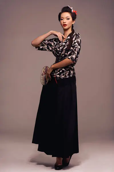 Mode Fan Japanse Vrouw Met Geisha Zelfvertrouwen Aziatische Kleding Met — Stockfoto