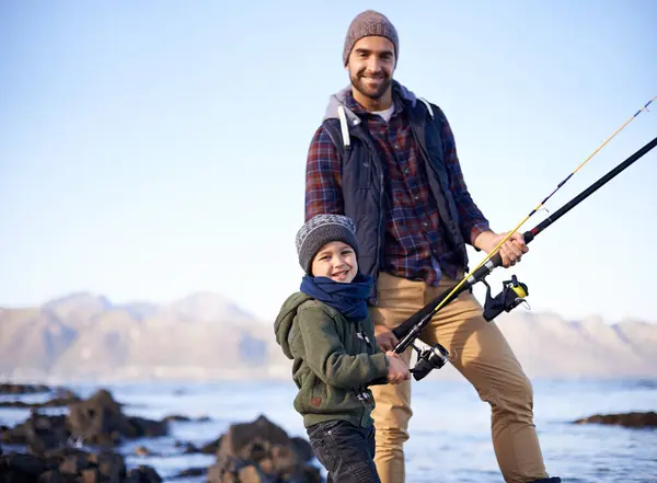 Far Barn Glad Fiske Sjøen Vinteren Som Hobby Med Binding – stockfoto