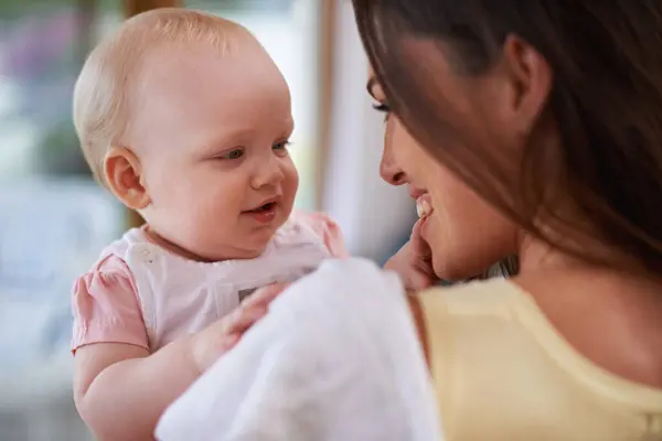 Onnellinen Rakkaus Äiti Vauvan Kanssa Kotona Sitoutumiseen Suhteeseen Äitiyden Hoitoon — kuvapankkivalokuva