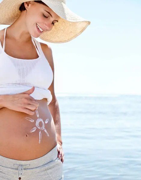 Pregnant Woman Mom Sun Drawing Belly Sunscreen Protection Summer Beach — Stock Photo, Image