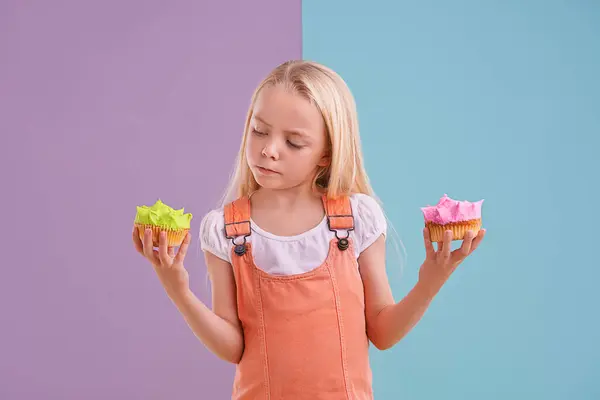 Studio Tyttö Valinta Cupcakes Jälkiruoka Päätös Välipala Lapsuuden Lapsi Makeisia — kuvapankkivalokuva