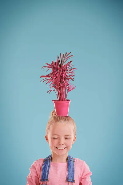 Gülümse Saksı Çocuk Stüdyoda Bitkiyle Birlikte Olumlu Iyi Kendine Güvenen — Stok fotoğraf