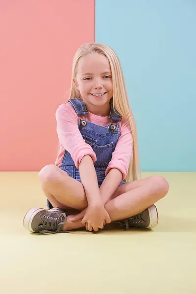 Ritratto Sorriso Ragazza Sul Pavimento Bambino Felicità Uno Sfondo Colorato — Foto Stock