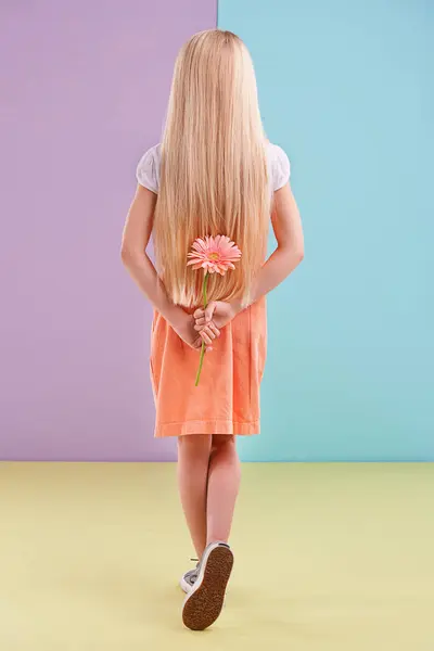 Mode Blume Und Rücken Des Kindes Studio Mit Niedlichen Trendigen — Stockfoto