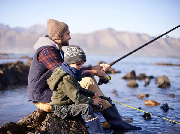 Far Fiskestang Ung Gutt Fjell Strandlinje Binding Til Aktivitet Havet – stockfoto