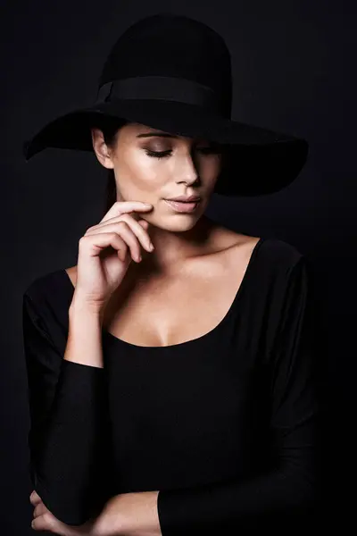Kvinna Mode Och Hatt Studio Med Skönhet Mob Eller Klassisk — Stockfoto