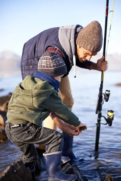 Vader Vissen Jonge Jongen Rotsen Onderwijzen Binden Voor Activiteit Door — Stockfoto