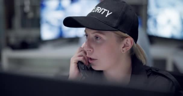 Mujer Seguridad Ordenador Sala Control Con Llamada Telefónica Asesoramiento Control — Vídeo de stock