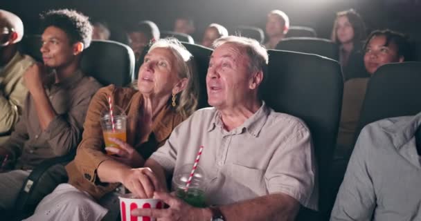 Starsza Para Ludzie Śmiać Się Popcornu Komedii Filmie Dla Zabawy — Wideo stockowe