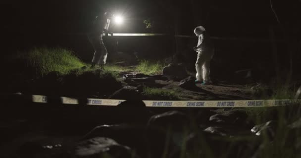 Equipe Médico Légale Csi Scène Crime Nuit Pour Enquête Observation — Video