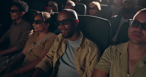 电影中的人 观众和3D眼镜 在电影节上为表演娱乐而震惊 恐怖或兴奋 在座位排 礼堂或电影院放映电影的男人 女人和人群 — 图库视频影像