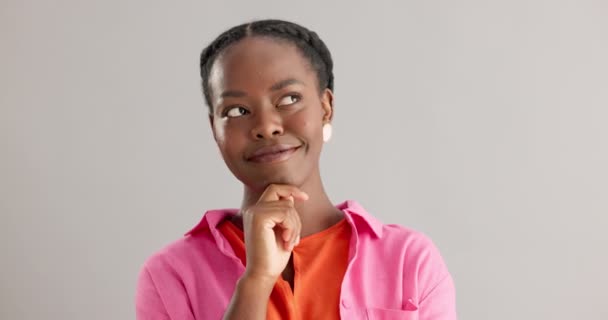Gülümse Düşün Stüdyodaki Siyah Kadın Gri Arka Planda Fikir Çözüm — Stok video