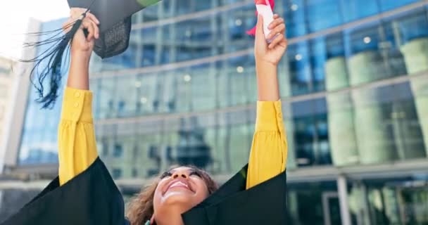 Graduação Certificado Boné Com Mulher Cidade Para Celebração Realização Universitária — Vídeo de Stock