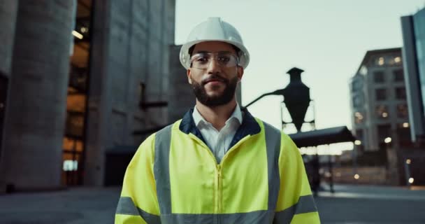 Strojovna Muž Tvář Důvěrou Bezpečnostní Přilbu Vestu Stavebního Inženýra Pro — Stock video