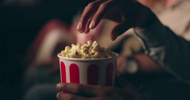 Close Mãos Homem Com Pipocas Cinema Cinema Com Público Lanche — Vídeo de Stock