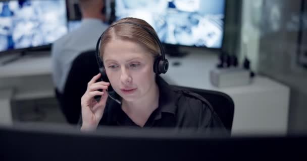 コンサルティングサービス ファーストレスポンダー カスタマーサポートのための緊急 コールセンター 監視オフィス セキュリティ ヘルプライン コンタクトのためのコンピュータを持つ人 — ストック動画