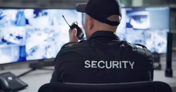 电脑屏幕和Cctv监控收音机 为检查服务和建筑物安全提供后视镜 数据中心的控制室 有对讲机说话的军官和人员 — 图库视频影像