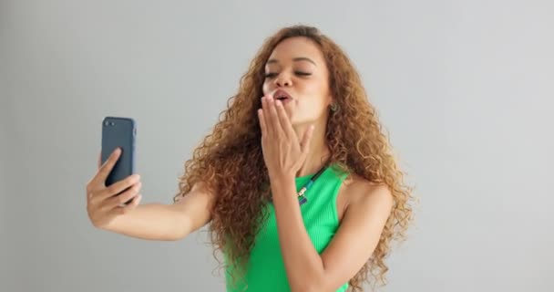 Mujer Feliz Signo Paz Selfie Con Beso Para Las Redes — Vídeo de stock
