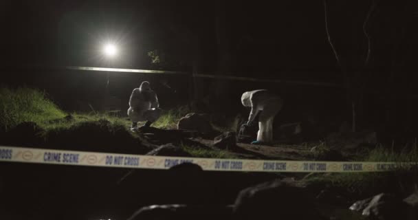 Adli Tıp Ekibi Fotoğrafçı Suç Mahalli Gece Vakti Tehlikeli Madde — Stok video