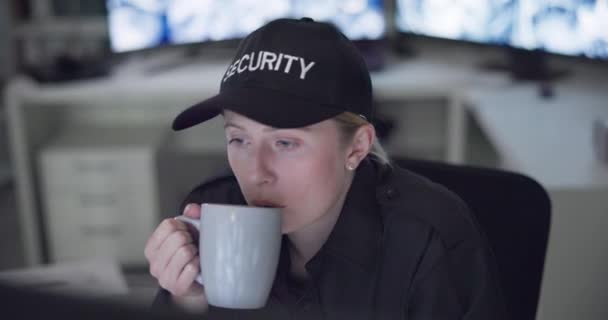 保安サービスまたは建物の安全のためのCctvモニターのための女性 コーヒーそしてコンピュータ 犯罪のための映像かカメラが付いている制御室の顔 ビデオ監視代理店そして女性人 — ストック動画