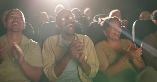 Люди Счастливые Аплодирующие Театре Спектакле Комических Развлечениях Объединяются Вместе Друзья — стоковое видео