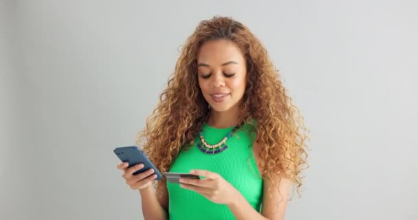 Gelukkige Vrouw Telefoon Bankieren Met Creditcard Voor Betaling Online Winkelen — Stockvideo