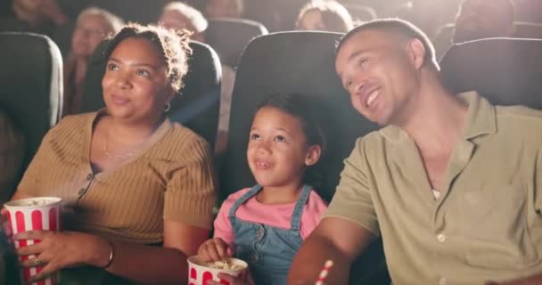 Σινεμά Βλέποντας Ταινία Και Ευτυχισμένη Οικογένεια Τρώγοντας Ποπ Κορν Μαζί — Αρχείο Βίντεο