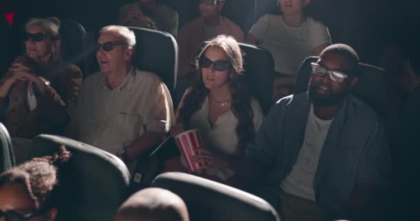 Menschen Filme Und Gläser Theater Mit Popcorn Der Menge Nachdenken — Stockvideo