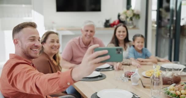 Selfie Teléfono Inteligente Familia Comedor Para Almuerzo Con Felicidad Vinculación — Vídeo de stock