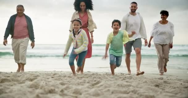 Bambini Genitori Nonni Spiaggia Correre Giocare Felici Legare Vacanza Uomini — Video Stock