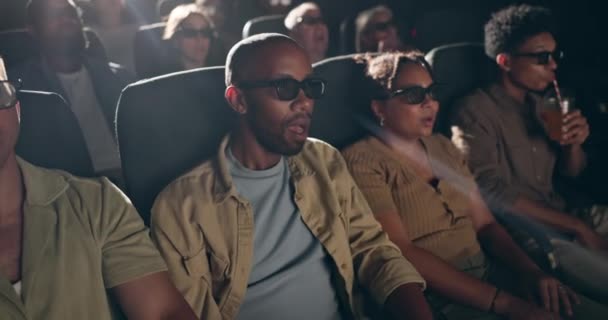 Ludzie Publiczność Okulary Kinie Podekscytowanym Szokiem Rozrywką Lub Oglądaniem Mężczyźni — Wideo stockowe