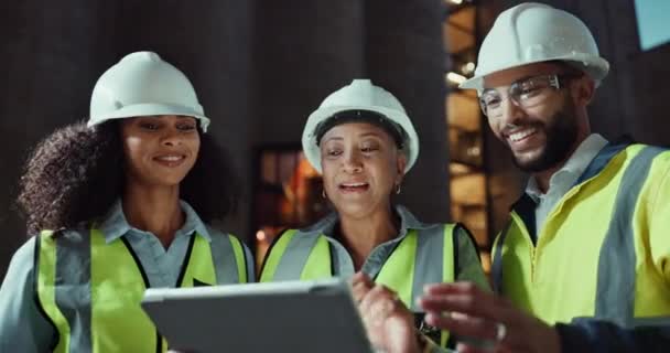 Construção Equipe Conversação Por Tablet Para Planejamento Noite Engenharia Civil — Vídeo de Stock