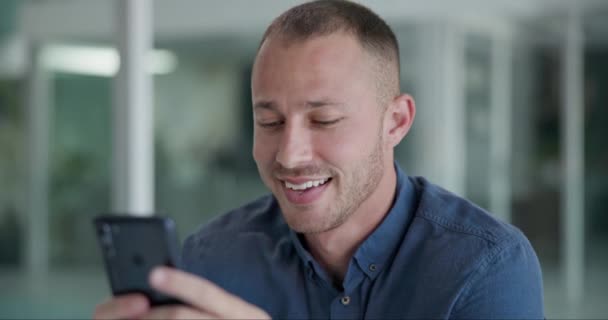 Podnikatel Mobilní Telefon Šťastný Mail Kanceláři Aktualizace Sítě Sociálních Sítích — Stock video