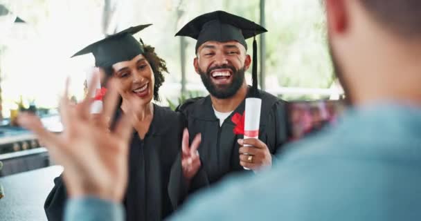 Graduação Estudantes Amigos Com Fotografia Casa Para Diploma Realização Acadêmica — Vídeo de Stock