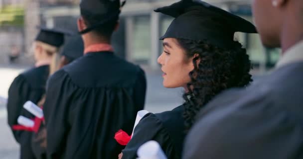 卒業証書 学位またはスクロールに沿って大学の学生を持つ女性の教育 卒業および顔 学校で大学の証明書を待っている女性の幸せ — ストック動画