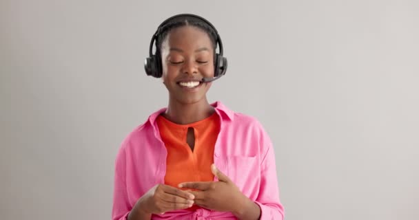 Klantenservice Callcenter Zakelijke Zwarte Vrouw Grijze Achtergrond Voor Hulp Contact — Stockvideo
