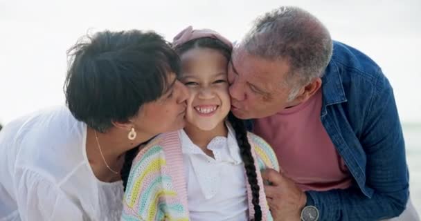 Criança Avós Bochecha Beijando Como Família Para Férias Praia Como — Vídeo de Stock