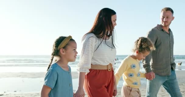 Famiglia Felice Tenersi Mano Camminare Con Parlare Spiaggia Tramonto Amore — Video Stock