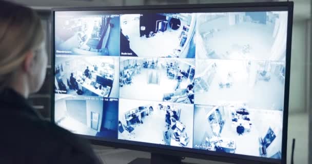 用于Cctv监测保护 安保服务或建筑物安全的妇女 屏幕和计算机 后视镜 录像监控机构或夜间带着镜头或摄像机进入控制室的女性 — 图库视频影像