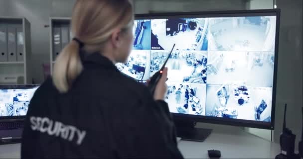 Mulher Walkie Talkie Tela Para Monitor Cctv Para Proteção Serviço — Vídeo de Stock