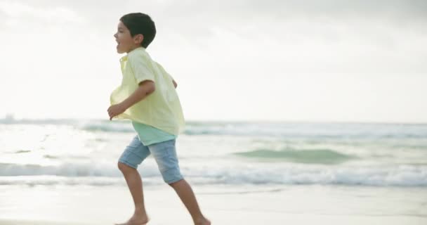 Szczęśliwy Dziecko Biegać Plaży Dla Zabawy Wakacjach Letnich Swobodą Odkrywania — Wideo stockowe