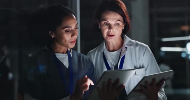 Médicos Mulheres Pesquisa Noite Com Tablet Clique Planejamento Para Discussão — Vídeo de Stock