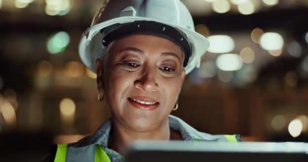 Architectuur Vrouw Tablet Nachts Stad Voor Planning Infrastructuur Projectmanagement Rijpe — Stockvideo