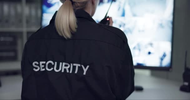 Kvinna Walkie Talkie Eller Skärm För Säkerhetsövervakning För Skyddsservice Cctv — Stockvideo