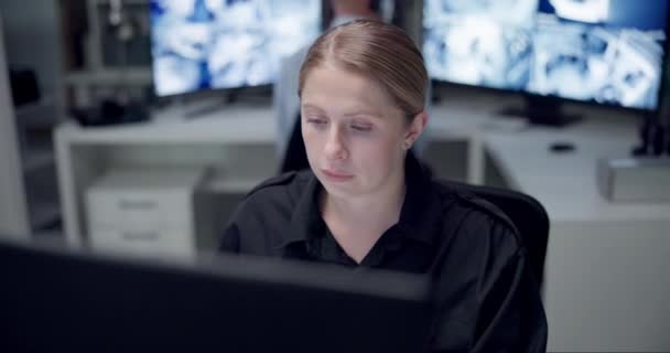 计算机 安全和妇女在屏幕上监视大楼的保护 安全和服务 用于监视 检查和监测的执法 技术和控制室人员 — 图库视频影像