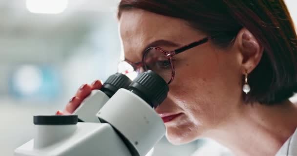 Científico Mujer Microscopio Laboratorio Primer Plano Para Análisis Bacterias Partículas — Vídeo de stock