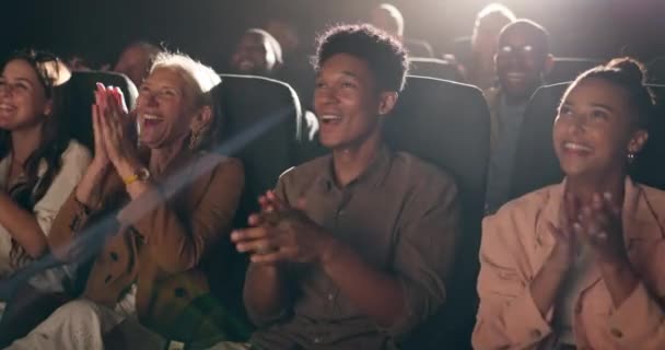 人们在电影院里笑着为好电影或成功鼓掌 为电影首映式获得认可和庆祝 以获得欢乐 经验和多样性 — 图库视频影像