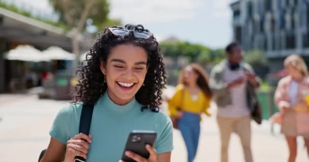 Teléfono Universidad Mujer Feliz Riendo Aire Libre Con Las Redes — Vídeo de stock