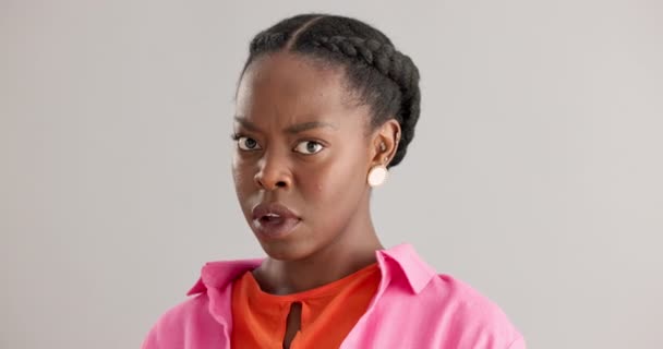 工作室 肖像和黑人女人有着不同的情绪愤怒 惊讶和顽皮的舌头在灰色背景 非洲的人 表情和面对新闻 秘密和困惑的情绪 — 图库视频影像