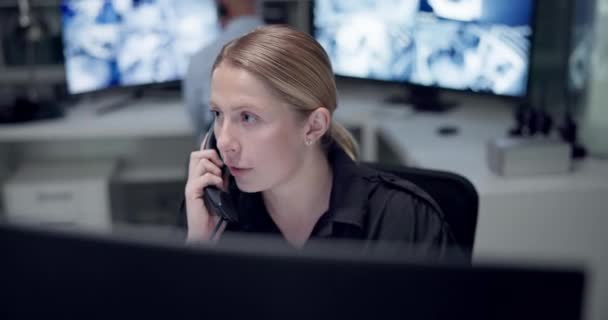 サービスのためのコンピュータ上の緊急 ファーストレスポンダーとカスタマーサポート 電気通信 監視オフィス セキュリティ ヘルプライン コンタクトのための電話を持つ人 — ストック動画